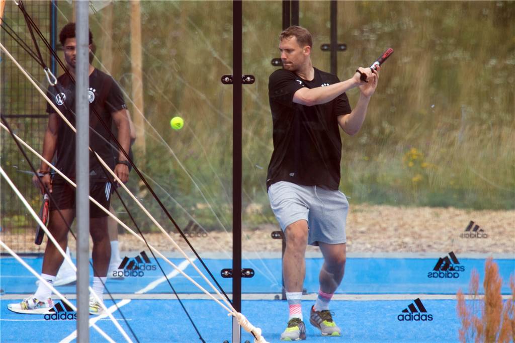 Entspannung beim Paddle-Tennis: Manuel Neuer (r.) und Serge Gnabry.