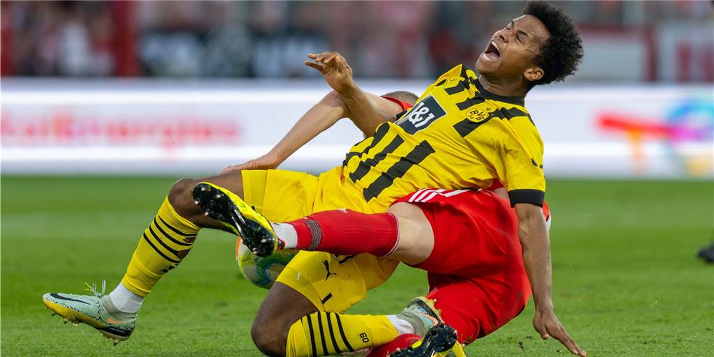 BVB-Einzelkritik: Kobel und Adeyemi patzen böse – Joker Brandt und Malen wirkungslos BVB-Spieler Karim Adeyemi wird gefoult.