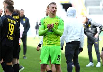 BVB-Torhüter Luca Unbehaun applaudiert.