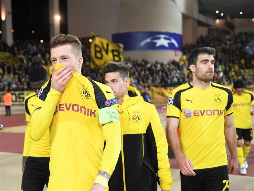 Frustbewältigung nach Europa-Aus Enttäuscht nach dem Ausscheiden in Monaco: Die BVB-Spieler hatten aber nicht nur mit dem Gegner ihre Schwiergkeiten.