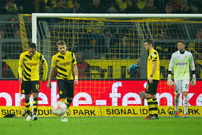 Enttäuschte Borussen nach dem späten Ausgleich (v.l.): Pierre-Emerick Aubameyang, Sebastian Kehl und Mitchell Langerak.