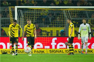 Enttäuschte Borussen nach dem späten Ausgleich (v.l.): Pierre-Emerick Aubameyang, Sebastian Kehl und Mitchell Langerak.