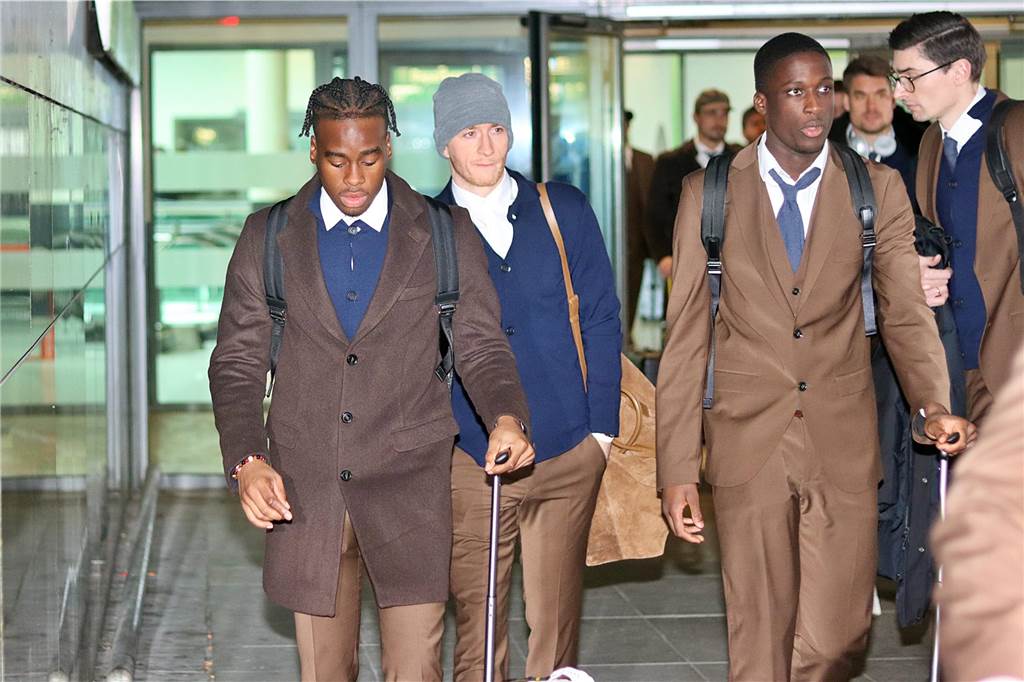 Jamie Bynoe-Gittens, Marco Reus und Soumaila Coulibaly bei der Ankunft am Dortmund Airport.
