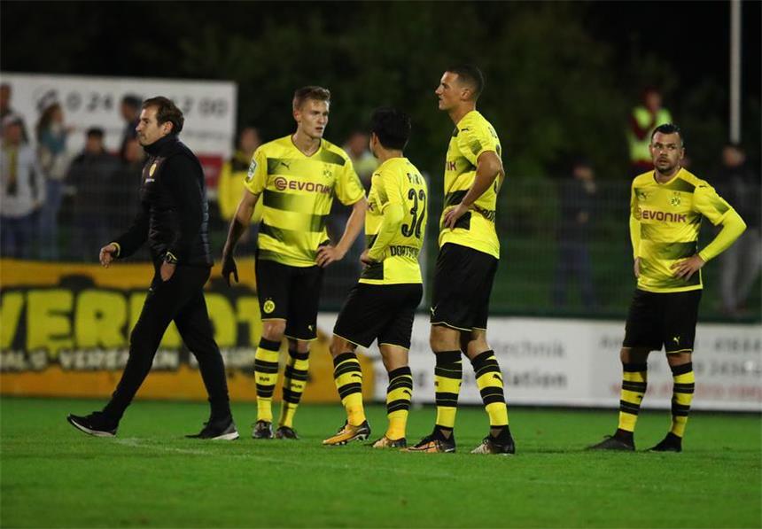 Weiter sieglos: BVB II kassiert nächsten Rückschlag Enttäuschte BVB-II-Spieler nach dem 1:1 in Wegberg.
