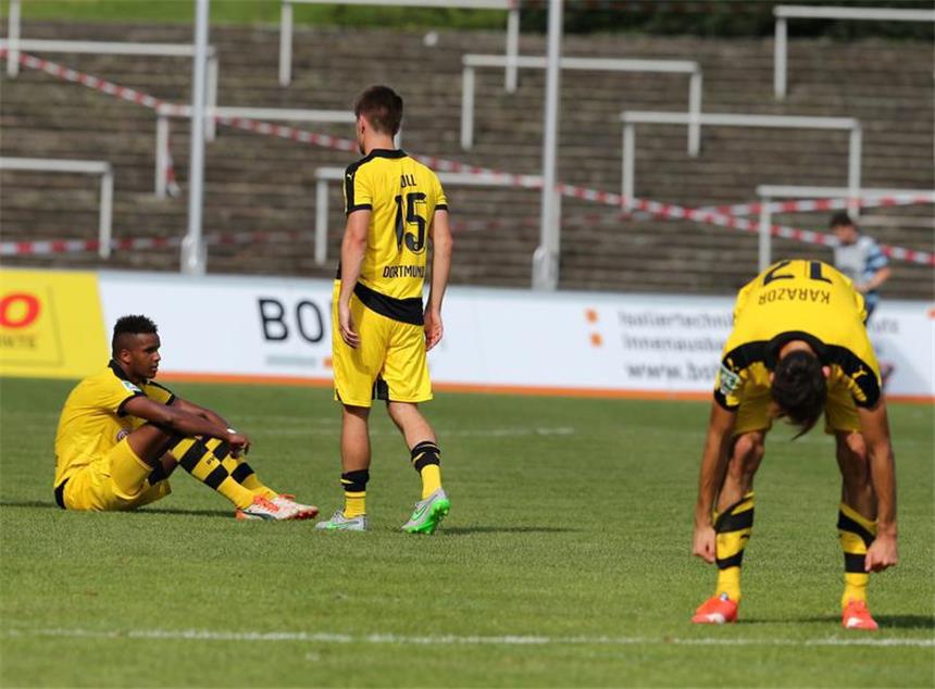 BVB II muss sich weiter auf Abstiegskampf einstellen Enttäuschte BVB II-Spieler nach der 0:1-Niederlage gegen Aachen.