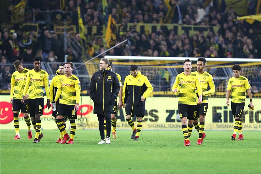 Erschreckend schwach: Beim BVB liegt vieles im Argen Enttäuschte BVB-Profis nach dem 2:2 gegen Freiburg.