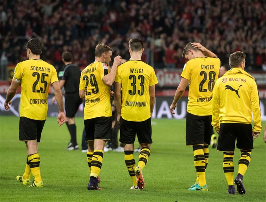 Gala gegen Real Madrid - Schmalkost in Leverkusen Enttäuschte BVB-Spieler nach dem 0:2 in Leverkusen.