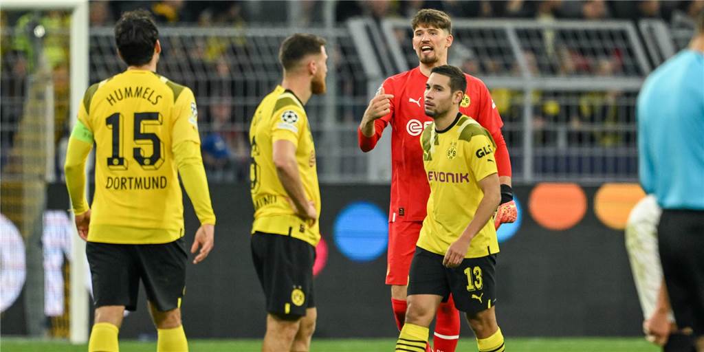 Ideenloser BVB lässt erste Achtelfinal-Chance gegen Sevilla fahrlässig liegen Enttäuschte BVB-Spieler nach dem 1:1 gegen Sevilla.