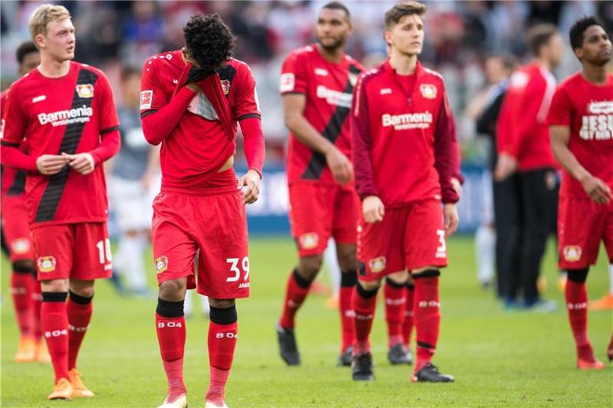 Bayer Leverkusen tut 0:0 gegen Augsburg weh Enttäuschte Gesichter: Nach dem 0:0 gegen Augsburg schleichen die Leverkusener Spieler vom Platz. Foto: Marius Becker