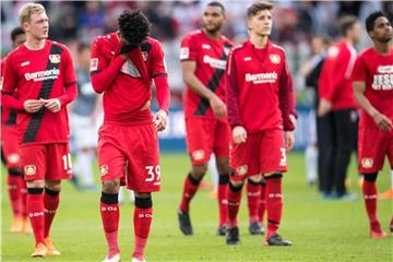 Enttäuschte Gesichter: Nach dem 0:0 gegen Augsburg schleichen die Leverkusener Spieler vom Platz. Foto: Marius Becker