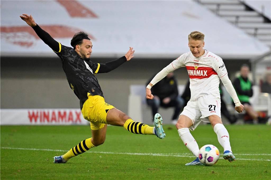 Ramy Bensebaini im Zweikampf.