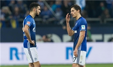 Enttäuschte Schalker nach dem 1:1 gegen Hoffenheim: Benjamin Stambouli (r.) und Nabil Bentaleb.