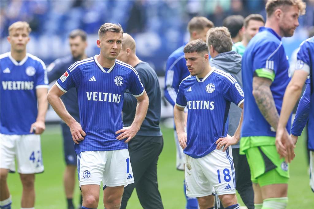 Schalke hadert mit Schiedsrichter-Entscheidung: Enttäuschte Schalker Spieler nach dem 0:0 gegen Karlsruhe.