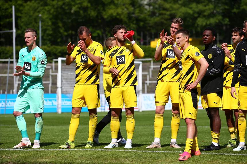 BVB-U23 spielt nur 2:2 gegen Homberg - Aufstiegskampf spitzt sich zu Enttäuschte U23-Spieler nach dem 2:2 gegen Homberg.