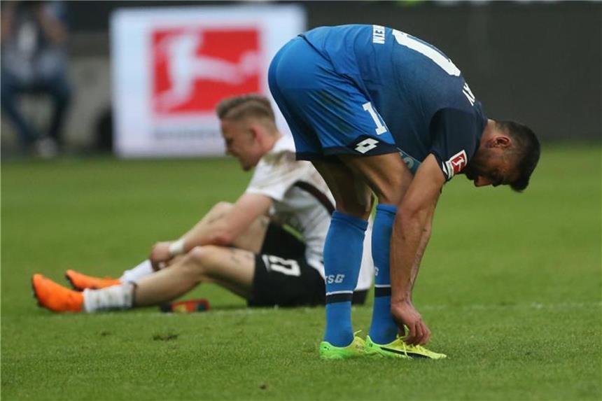 Fünf Vereine, vier Plätze, sechs Punkte: Das Euro-Rennen Enttäuschung bei Hoffenheims Kerem Demirbay (vorn) und Frankfurts Marius Wolf nach dem 1:1. Foto: Thomas Frey