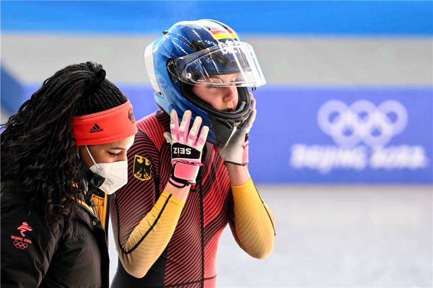 Olympia: Es fehlen nur drei Zehntel - Laura Nolte fährt auf den undankbaren vierten Platz Enttäuschung im Eiskanal von Yanqing: Laura Nolte (r.) hat in Peking eine Medaille verpasst.