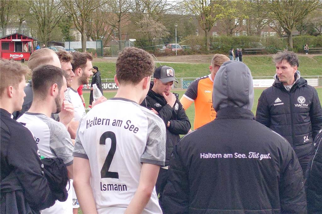 TuS Haltern lässt sich den Schneid abkaufen Mannschaftskreis des TuS Haltern nach dem Spiel