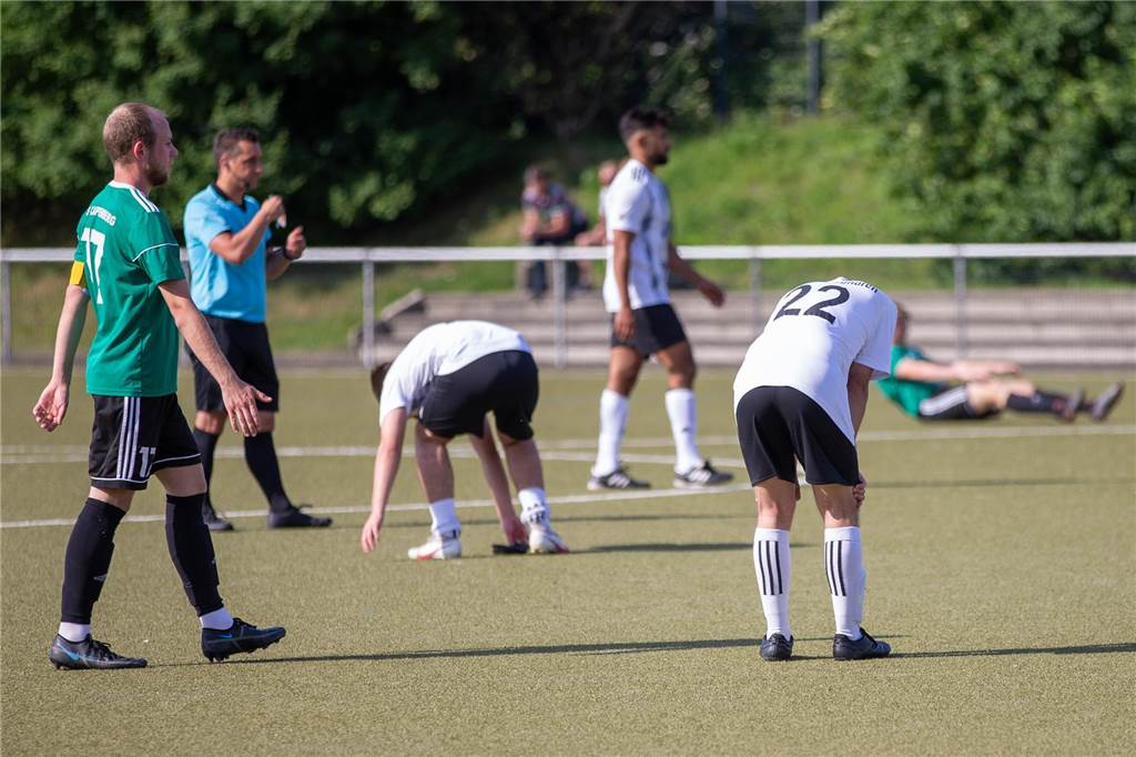 Vor 10 Jahren - SuS Oberadens Aufstieg: Als die Bergkamener Fußballwelt noch in Ordnung war Enttäuschung pur bei den Spielern des VfK Weddinghofen. Am Ende der Saison 2021/22 verlor das Team in der Abstiegsrelegation in der Königsborner Schumann Arena gegen GS Cappenberg mit 2:9.