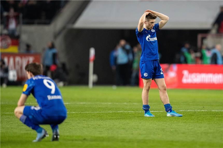 Schalke vor dem Pokalspiel gegen Bayern - Vorfreude: Fehlanzeige Enttäuschung pur: Benito Raman (l.) und Jonjoe Kenny sind ratlos.