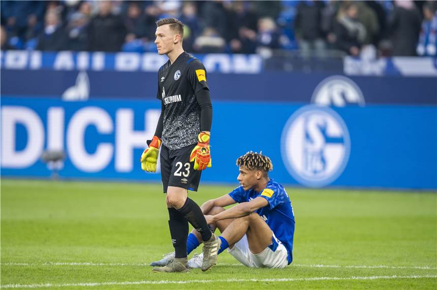 Aus der Not geboren: Schalke-Trainer David Wagner macht dicht Enttäuschung pur: Torhüter Markus Schubert (l.) und Verteidiger Jean-Clair Todibo.