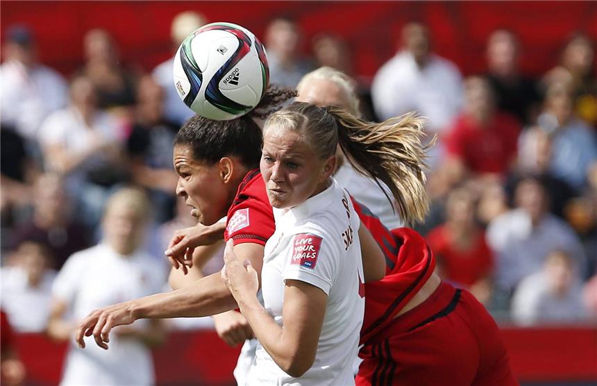 Lissabon legt Protest ein - Boateng wackelt epa04794103 Celia Sasic (L) of Germany vies for the ball with Martina Skammelsrud Lund (R) of Norway during the FIFA Women's World Cup 2015 group B match between Germany and Norway in Ottawa, Canada, 11 June 2015. EPA/Chris Roussakis EDITORIAL USE ONLE, NOT USED IN ASSOCATION WITH ANY COMMERCUIAL ENTITY - IMAGES MUST NOT BE USED IN ANY FORM OF ALERT OR PUSH SERVICE OF ANY KIND INCLUDING VIA MOBILE ALERT SERVICES, DOWNLOADS TO MOBILE DEVICES OR MMS MESSAGING +++(c) dpa - Bildfunk+++