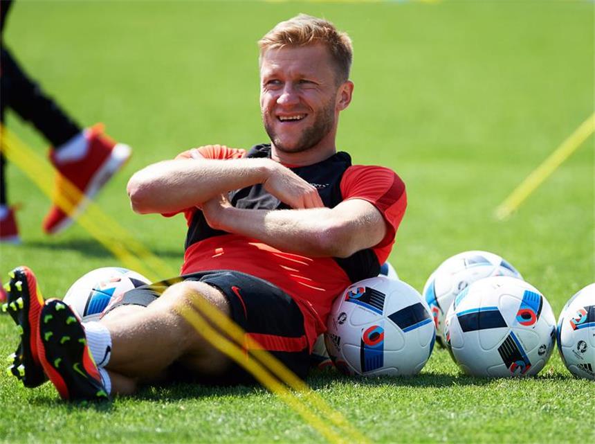 epa05319359 Polish national soccer team player Jakub Blaszczykowski attends his team's training session during a training camp in Jastarnia, northern Poland, 20 May 2016. The Polish national soccer team prepares for the upcoming UEFA EURO 2016 soccer championship in France. EPA/ADAM WARZAWA POLAND OUT +++(c) dpa - Bildfunk+++ |