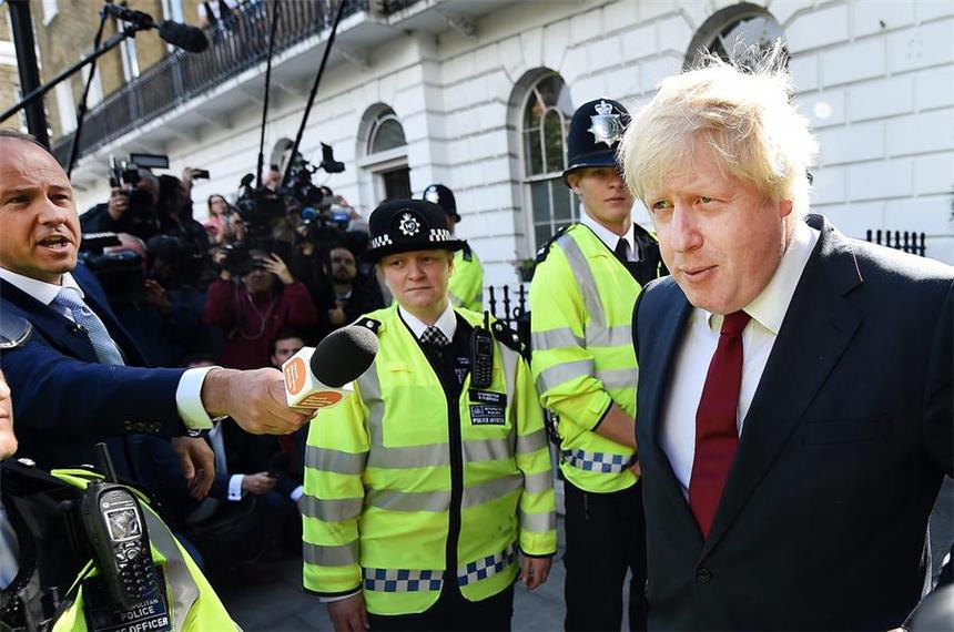 Boris Johnson - der nächste britische Premierminister? epaselect epa05387252 Former London Mayor Boris Johnson departs his home in London, , 24 June 2016. Britain's Leave Campaign won the UK EU Referendum by 52 to 48 per cent 24 June. Prime Minister David Cameron has anounced his resignation effective October 2016 EPA/ANDY RAIN +++(c) dpa - Bildfunk+++