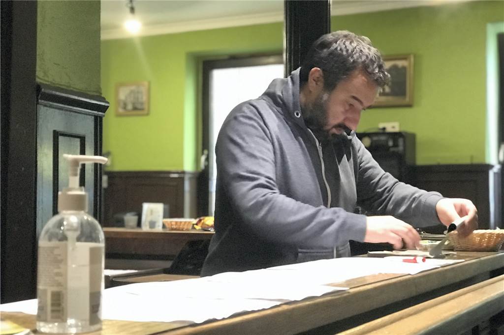 Castrop-Rauxeler Wirt gegen den Mainstream: Corona-Hilfen retten uns Er arbeitet mit, nimmt Bestellungen entgegen, liefert aus, führt die Bücher, regelt die Einkäufe: Das Tresen-Geschäft von Haus Oe ist heute ein anderes als vor einem Jahr.