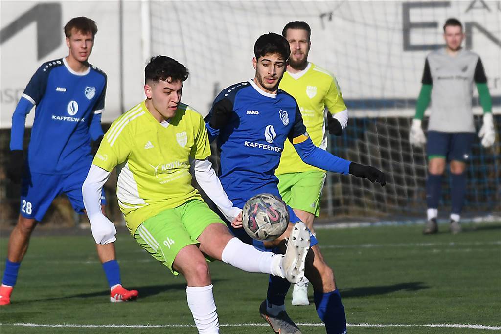 er FC Frohlinde (2.) hatte sich in der Kreisliga A die Meisterschafts-Fortsetzung gegen Eintracht Ickern (9.) wohl einfacher vorgestellt. In der Hinserie hatten die Ickerner den Platz vorzeitig verlassen, als Frohlinde (blaue Trikots) mit 5:0 führte. Diesmal war das eine ganz knappe Geschichte, die das Team von Trainer Sven Berger letztendlich mit 2:1 (1:0) zu Hause behielt.