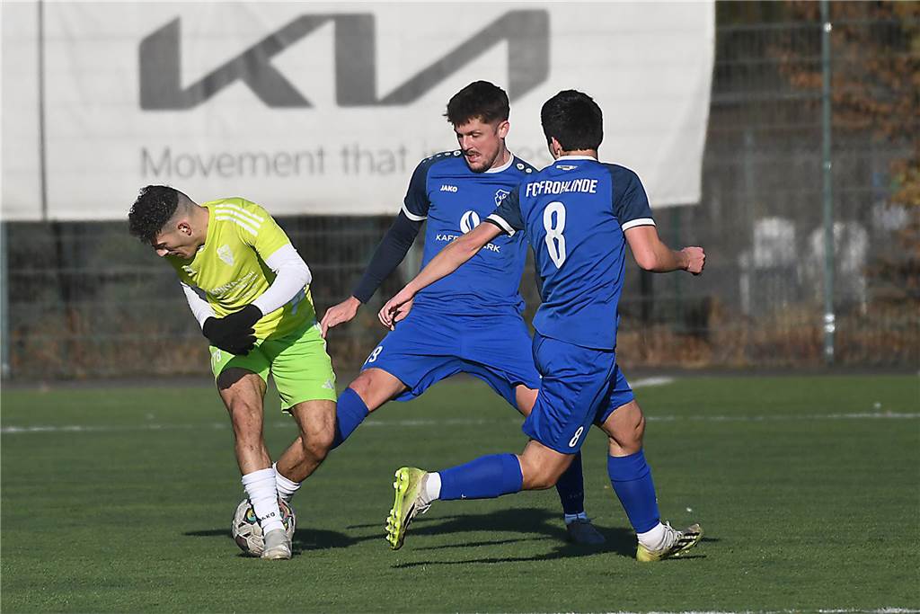 er FC Frohlinde (2.) hatte sich in der Kreisliga A die Meisterschafts-Fortsetzung gegen Eintracht Ickern (9.) wohl einfacher vorgestellt. In der Hinserie hatten die Ickerner den Platz vorzeitig verlassen, als Frohlinde (blaue Trikots) mit 5:0 führte. Diesmal war das eine ganz knappe Geschichte, die das Team von Trainer Sven Berger letztendlich mit 2:1 (1:0) zu Hause behielt.