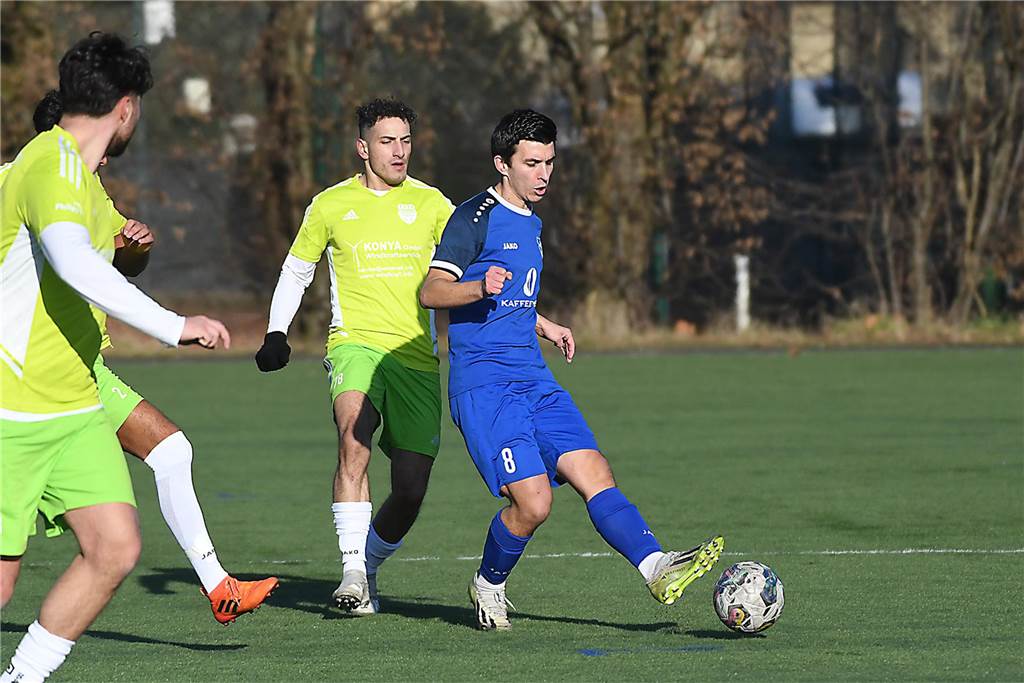 er FC Frohlinde (2.) hatte sich in der Kreisliga A die Meisterschafts-Fortsetzung gegen Eintracht Ickern (9.) wohl einfacher vorgestellt. In der Hinserie hatten die Ickerner den Platz vorzeitig verlassen, als Frohlinde (blaue Trikots) mit 5:0 führte. Diesmal war das eine ganz knappe Geschichte, die das Team von Trainer Sven Berger letztendlich mit 2:1 (1:0) zu Hause behielt.