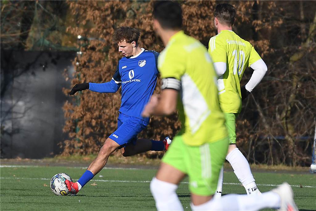 er FC Frohlinde (2.) hatte sich in der Kreisliga A die Meisterschafts-Fortsetzung gegen Eintracht Ickern (9.) wohl einfacher vorgestellt. In der Hinserie hatten die Ickerner den Platz vorzeitig verlassen, als Frohlinde (blaue Trikots) mit 5:0 führte. Diesmal war das eine ganz knappe Geschichte, die das Team von Trainer Sven Berger letztendlich mit 2:1 (1:0) zu Hause behielt.