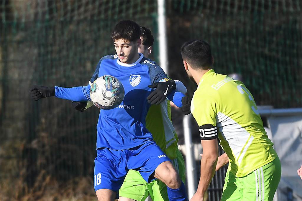 er FC Frohlinde (2.) hatte sich in der Kreisliga A die Meisterschafts-Fortsetzung gegen Eintracht Ickern (9.) wohl einfacher vorgestellt. In der Hinserie hatten die Ickerner den Platz vorzeitig verlassen, als Frohlinde (blaue Trikots) mit 5:0 führte. Diesmal war das eine ganz knappe Geschichte, die das Team von Trainer Sven Berger letztendlich mit 2:1 (1:0) zu Hause behielt.