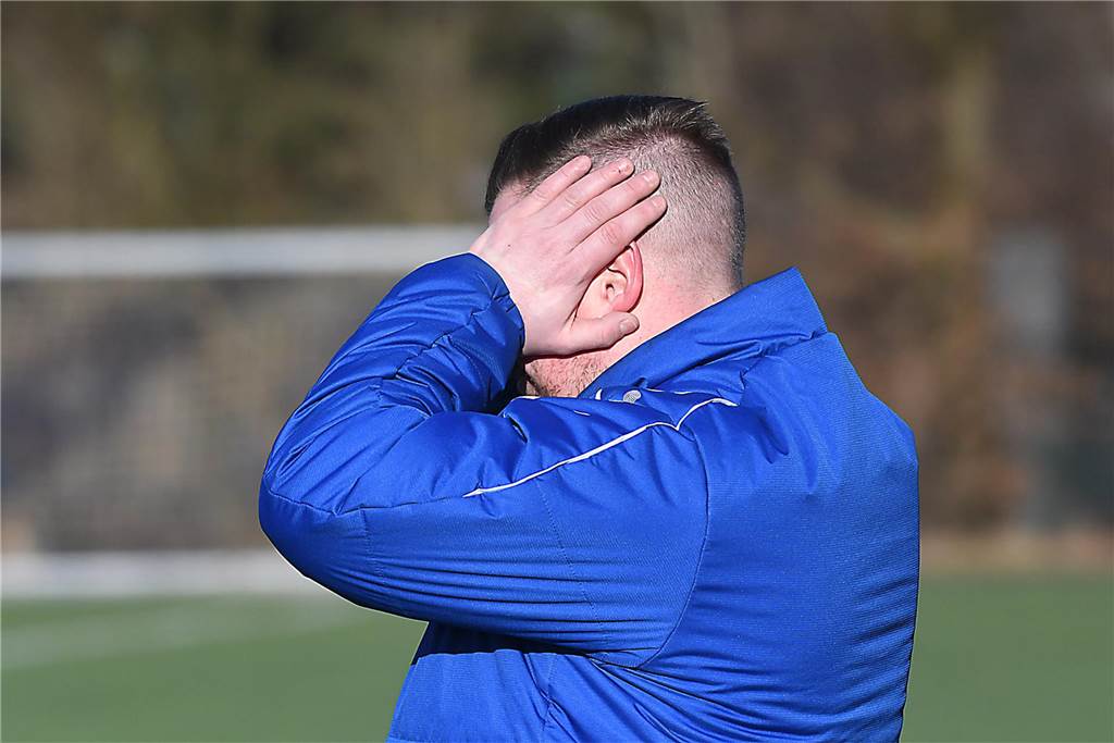er FC Frohlinde (2.) hatte sich in der Kreisliga A die Meisterschafts-Fortsetzung gegen Eintracht Ickern (9.) wohl einfacher vorgestellt. In der Hinserie hatten die Ickerner den Platz vorzeitig verlassen, als Frohlinde (blaue Trikots) mit 5:0 führte. Diesmal war das eine ganz knappe Geschichte, die das Team von Trainer Sven Berger letztendlich mit 2:1 (1:0) zu Hause behielt.