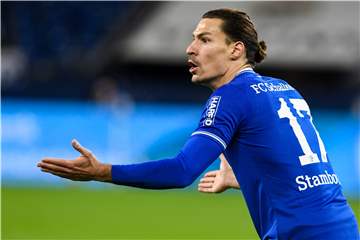 Er fehlt am Samstag gleich aus zwei Gründen: Benjamin Stambouli ist zum einen wegen seiner fünften Gelben Karte gesperrt, zum anderen muss er wegen einer Kiefer-Operation eine Zwangspause einlegen.