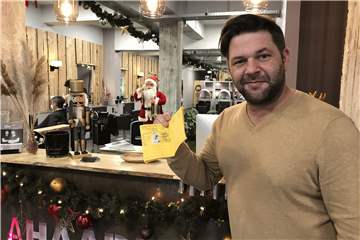 Er hat schon seine dritte Impfung - und der Dorstener Friseurmeister Sebastian Haferkampf will mit einer bundesweit einmaligen Aktionen in seinem Friseursalon dafür sorgen, dass sich noch mehr Bürger impfen lassen.