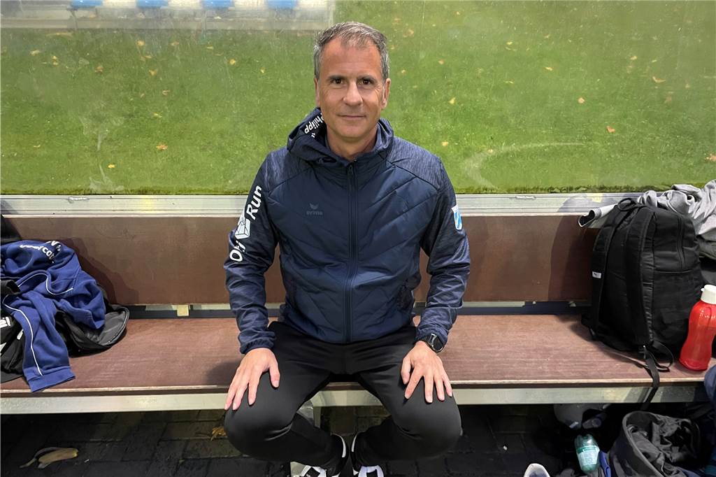 Toni Molina leitet erste Einheit bei Wacker: „Ich will nicht den großen Zampano spielen“ Trainer Toni Molina vom SV Wacker Obercastrop