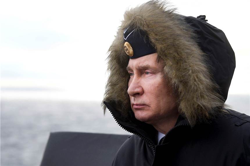 Mad Man in Moskau: Stürzt Putin die Welt in den Atomkrieg? "Er hat sich verändert", sagen Leute, die ihn seit vielen Jahren beobachten: Russlands Staatschef Wladimir Putin - hier bei einer Marineübung im Schwarzen Meer.