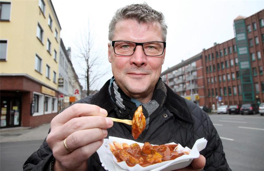 BVB-Legende eröffnet Imbissbude in der Innenstadt Er hat viele getestet, nun bietet er selber Currywurst an: Norbert Dickel mit der beliebten Spezialität.