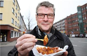 Er hat viele getestet, nun bietet er selber Currywurst an: Norbert Dickel mit der beliebten Spezialität.