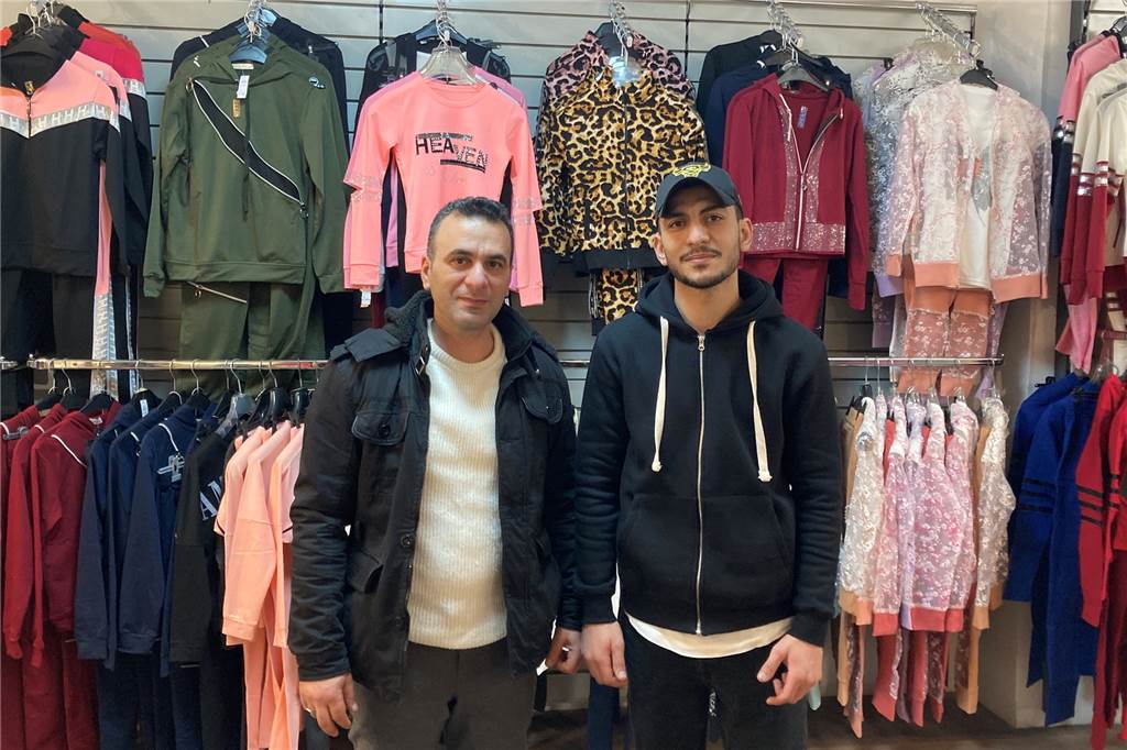 Wäschegeschäft in Lüner City: Warum ein Elektriker Dessous verkauft „Er hilft mir immer“. Mazen Hawari und sein Sohn Hisham, der auch beim Gespräch mit der Redaktion half.