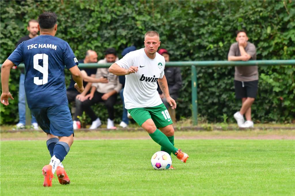 Ex-Stockumer glauben beim SVF Herringen II an den Klassenerhalt Dominik Herrmann am Ball.