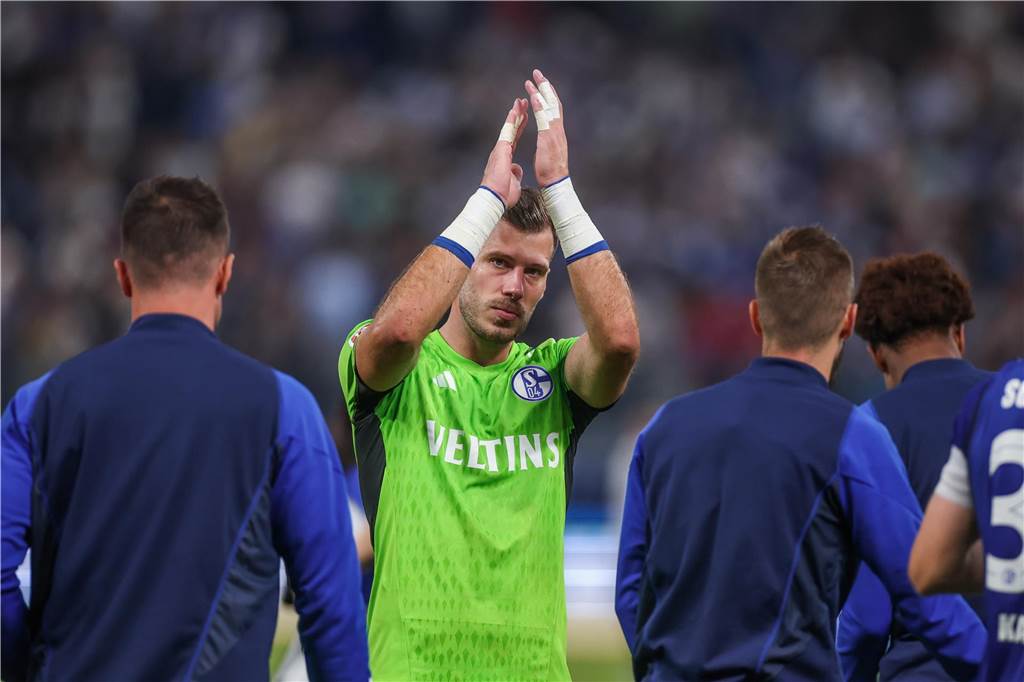 Karaman und Müller als Schalke-Gewinner 28.07.2023, Fussball, 2. Bundesliga, Saison 2023/2024, Hamburger SV - FC Schalke 04, Marius Müller (FC Schalke 04) Foto: Tim Rehbein/RHR-FOTO
