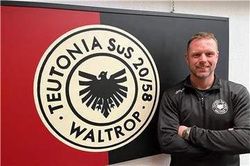 Er konnte seinen Wunschspieler überzeugen, ab der kommenden Saison für Teutonia SuS Waltrop zu spielen: Trainer Oliver Ridder.