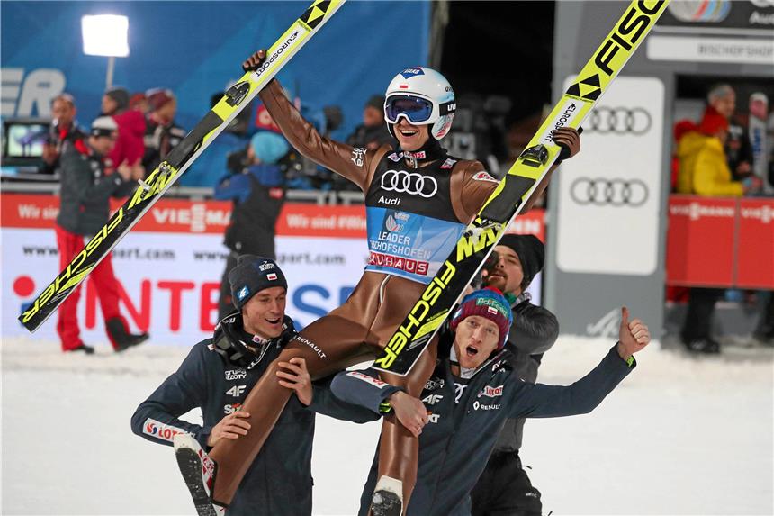Der Tournee-Vierfachsieg für Kamil Stoch ist perfekt Er lebe hoch: Kamil Stoch gewann auch das abschließende Springen bei der Vierschanzentournee.