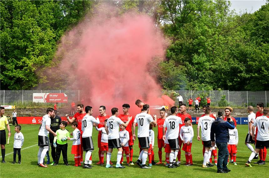Bunte Rauchbomben vor dem Derbysieg des Lüner SV II - Die Ergebnisse er Lüner SV II hat am Sonntag im letzten Heimspiel einen 3:0-Derbysieg eingefahren. Vor dem Spiel zündeten Spieler der ersten Mannschaft Rauchbomben.
