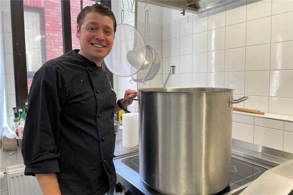 Mit Foodtruck und Burger-Förderturm: Die Familie Kreuger rockt die Gastro-Szene Simon Kreuger, Chef des Restaurant "Kumpels" und des dazugehörigen Catering-Angebots, vor einem riesigen Kochtopf.