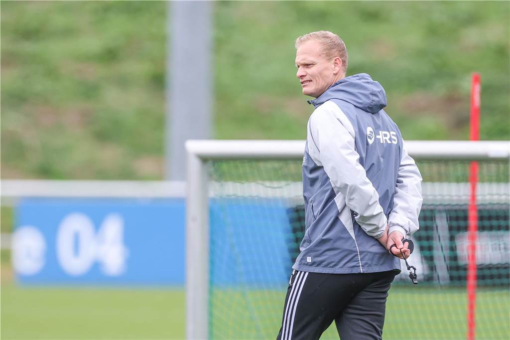 Schalke und der Promi-Profi 07.11.2023, Fussball, Saison 2022/2023, 2. Bundesliga, Training FC Schalke 04, Cheftrainer Karel Geraerts (FC Schalke 04) Foto: Tim Rehbein/RHR-FOTO