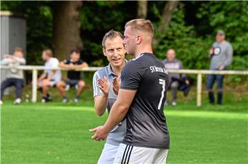 Er sieht die Entscheidung des Verbandes kritisch: Philip Stromberg, Trainer des A-Kreisligisten Borussia Ahsen, hier mit Spieler Philipp Klein.