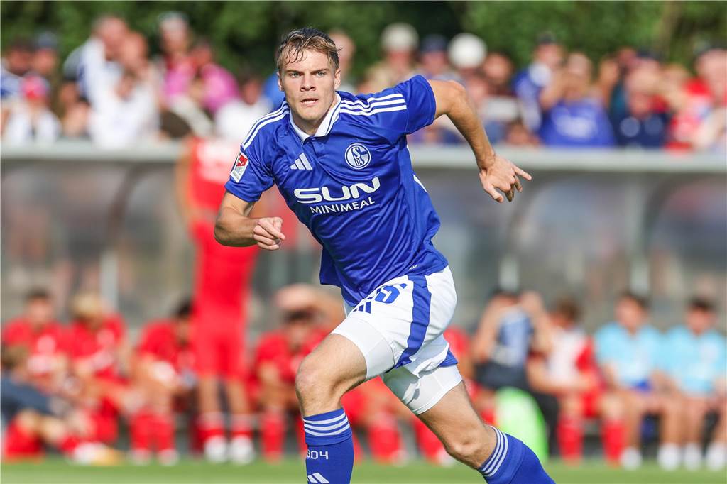 Karaman fehlt: Schalke ohne „Versicherung“ 24.07.2024, Fussball, Saison 2024/2025, Testspiel, FC Schalke 04 - FC Twente Enschede, Emil Hojlund/Højlund (FC Schalke 04)